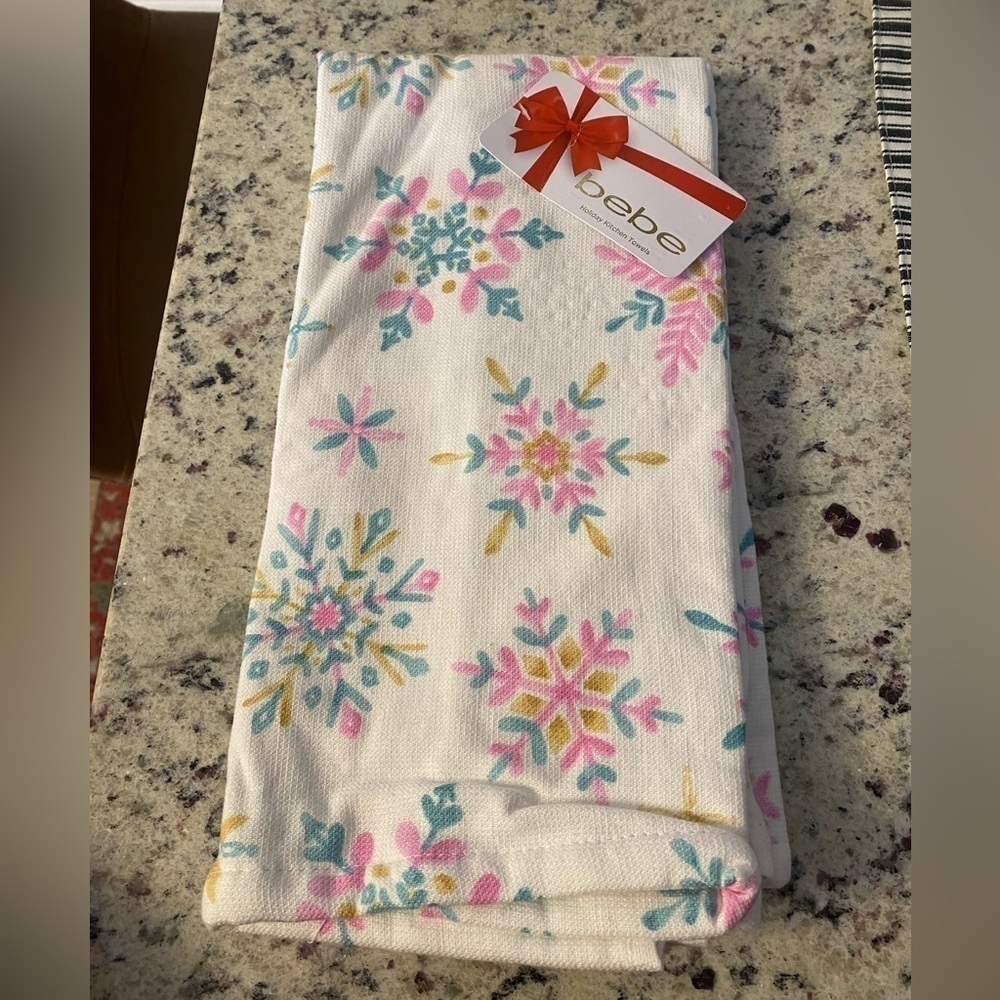 NWT BEBE HOLIDAY MULTICOLORED SNOWFLAKE 2 PACK KITCHEN TOWELS